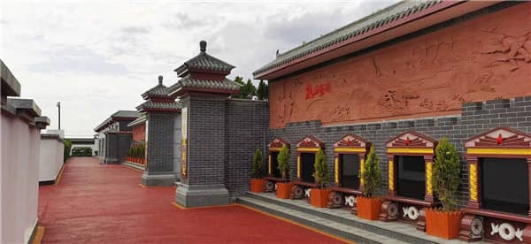 閻良漢皇樹葬墓園在提供全流程服務時，如何確保服務的專業(yè)性和質(zhì)量，以滿足客戶的期望？