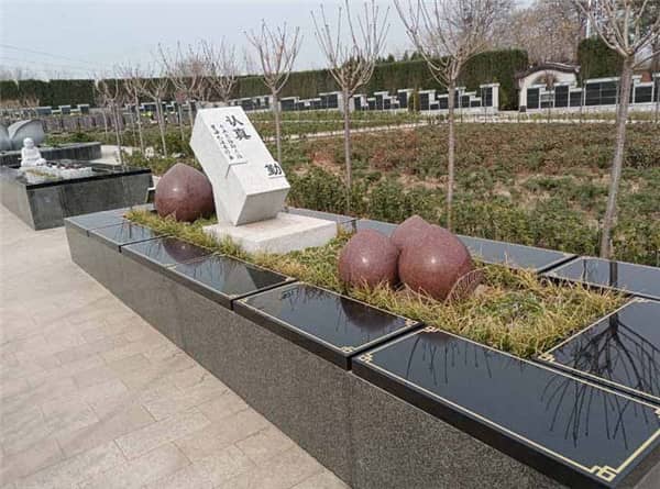 西安市有哪些知名的公益性陵園墓地？這些陵園墓地分別屬于哪一類，并請(qǐng)簡(jiǎn)要介紹其中一兩家。