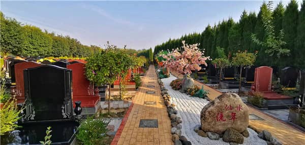 西安漢皇樹(shù)葬墓園的費(fèi)用標(biāo)準(zhǔn)主要受哪些因素影響？
