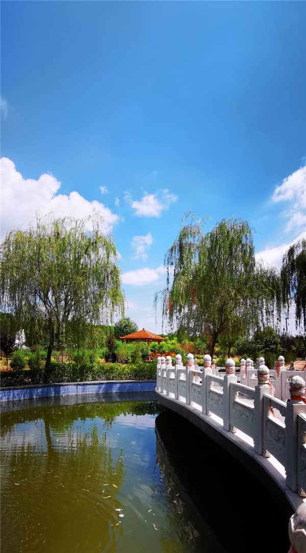 在選擇西安漢皇樹(shù)葬墓園時(shí)，除了價(jià)格，還應(yīng)該考慮哪些重要因素？
