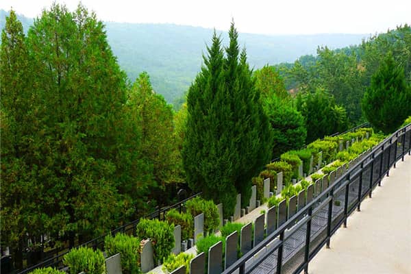 西安壽陽山墓園位于西安市東南郊，鯨魚溝中段