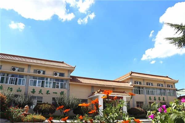 壽陽(yáng)山墓園東段的永安園水晶墓區(qū)