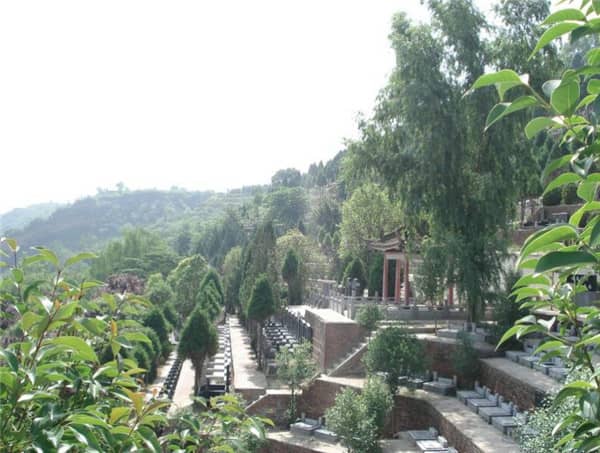 在西安壽陽山墓園購買墓地時，除了墓位價格還有哪些費(fèi)用需要考慮？