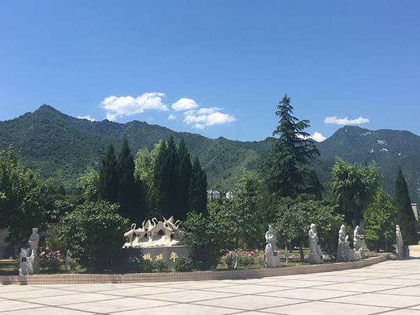 西安長(zhǎng)安慈恩園墓地是如何將傳統(tǒng)喪葬習(xí)俗與現(xiàn)代理念相結(jié)合的？
