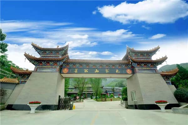 西安九龍山墓園的朝向是怎樣的？這對墓園的環(huán)境和風水有何影響？