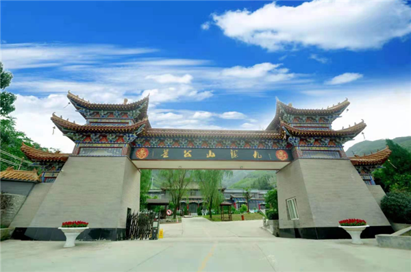 九龍山墓園提供了哪些服務(wù)，特別是關(guān)于選墓班車和選墓專車等服務(wù)？