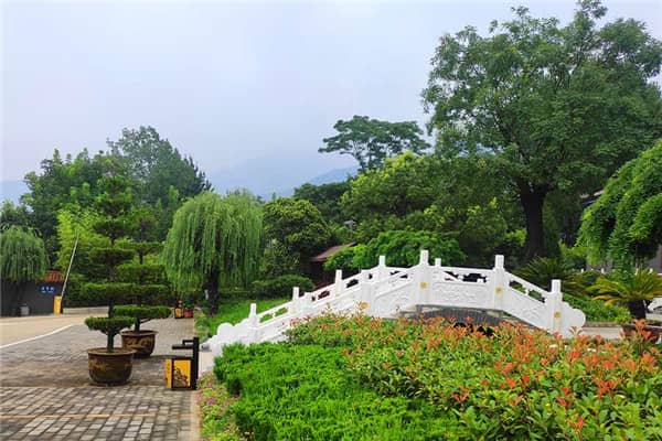 西安九龍山墓園一座完全依照原始山水布局形態(tài)構(gòu)建的自然風(fēng)景區(qū)級(jí)公墓