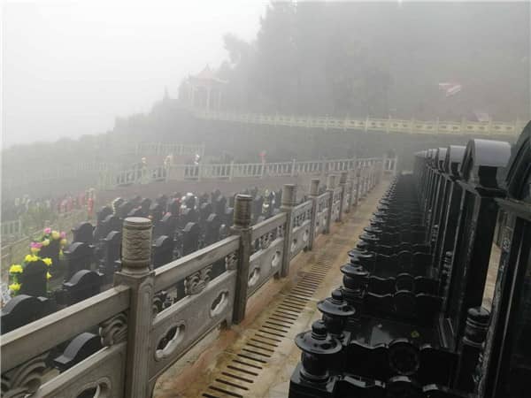 在西安九龍山公墓選擇墓區(qū)和碑型時，家屬應(yīng)該考慮哪些因素？