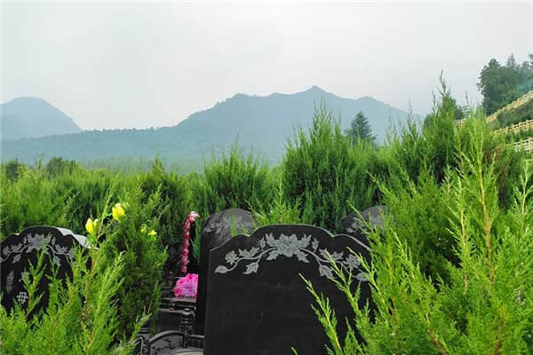 選擇西安九龍山墓園作為安息之地有哪些考量因素？