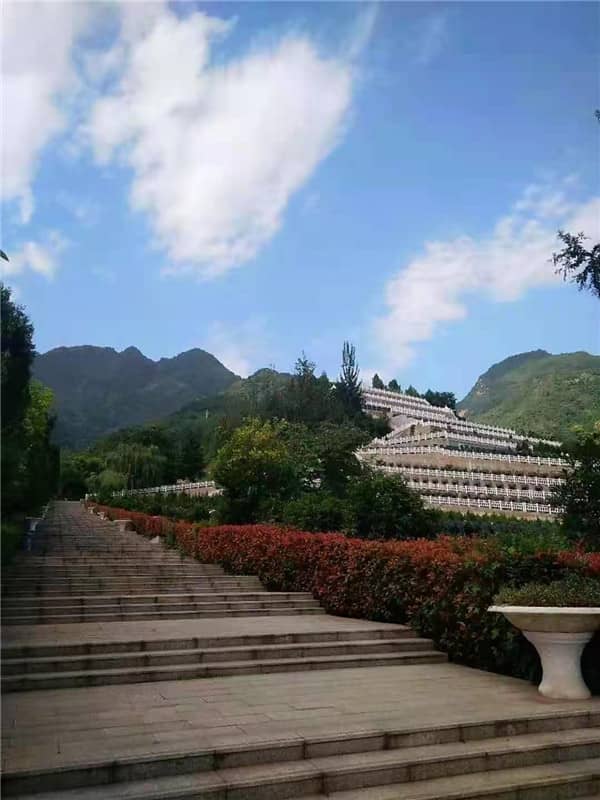 西安九龍山公墓在構(gòu)造上有哪些獨(dú)特之處？這些獨(dú)特之處如何體現(xiàn)了墓園的文化價(jià)值？