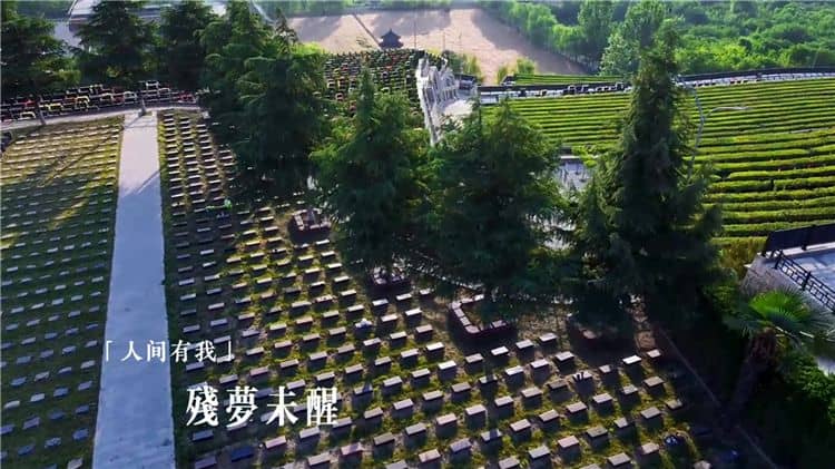 在西安霸陵墓園新區(qū)的功勛園，游客可以體驗到哪些獨特的紀念活動或儀式？