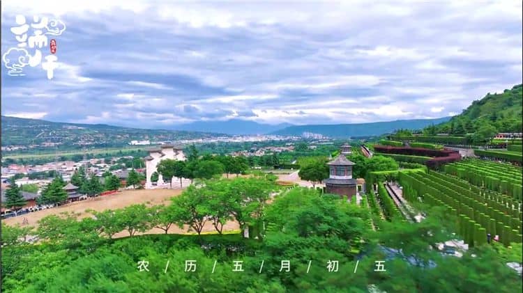 西安霸陵墓園新區(qū)是否提供便捷的停車服務(wù)，方便前來參觀或辦理業(yè)務(wù)的訪客？
