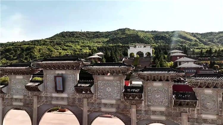 霸陵墓園提供了哪些安葬方式，以滿足不同家庭的需求？