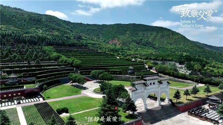 西安霸陵墓園新區(qū)的園丁園是如何體現(xiàn)對教師的尊重與致敬的？