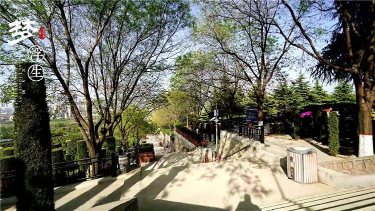 西安霸陵墓園的雙穴草坪葬價(jià)格是多少？