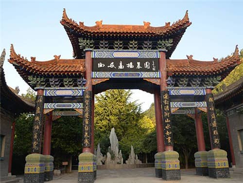 西安高橋墓園的環(huán)境特點(diǎn)是什么？為何說它是生態(tài)公園式青山綠水公墓？
