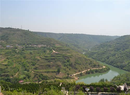 高橋墓園的具體位置在哪里，周邊有哪些自然景觀或人文特色？