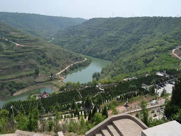 西安高橋墓園所處的地理位置和環(huán)境特點(diǎn)有哪些優(yōu)勢？