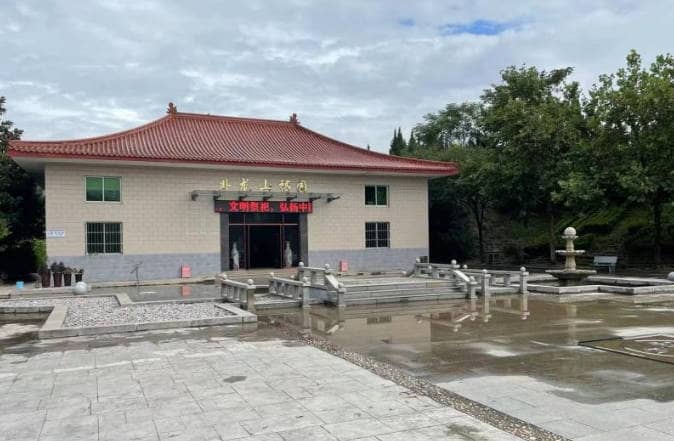 西安臥龍山福園公墓是如何選址的，其地理位置有何特殊之處？