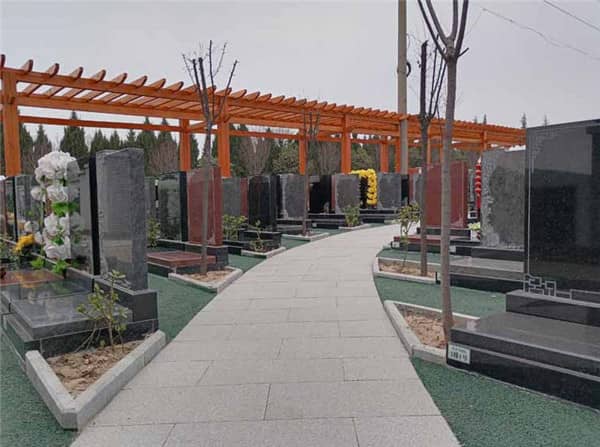 遷墳時(shí)老大位置講究：東西方位選擇的傳統(tǒng)智慧與現(xiàn)代解讀