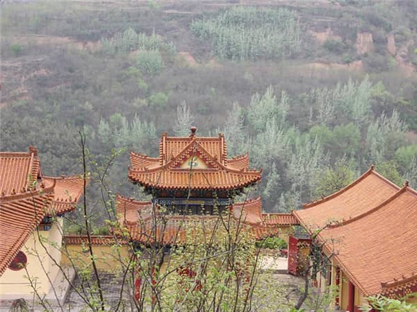 骨灰盒旁邊擺放物品有哪些講究？骨灰盒周邊物品布置指南