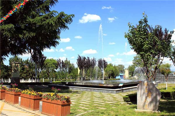西安長安區(qū)有哪些環(huán)境較好的陵園，它們各自有什么特色？