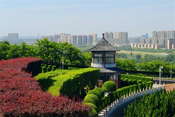 在西安市購買立碑墓地，家屬應(yīng)該如何考慮預(yù)算和墓園選擇？